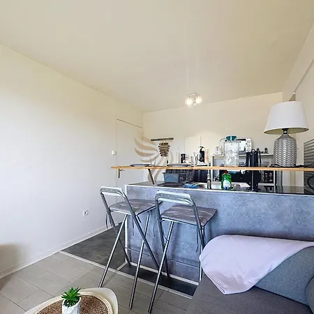 Cosy Studio, A/c, Terrace, Near & Center Fréjus