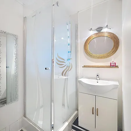 Cosy Studio, A/c, Terrace, Near & Center